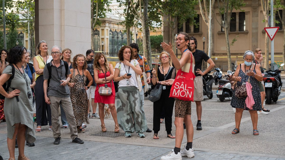 ElBornCCM's tweet photo. 🏙️ Vam posar a prova les #distàncies i #ritmes entre el passejar del grup i la gent. 

A la tardor continuarem amb el cicle 'Estar, ballar, 3, 4', de #Bornlab.

 @Of_The_Seas https://t.co/rutAuKwoZG