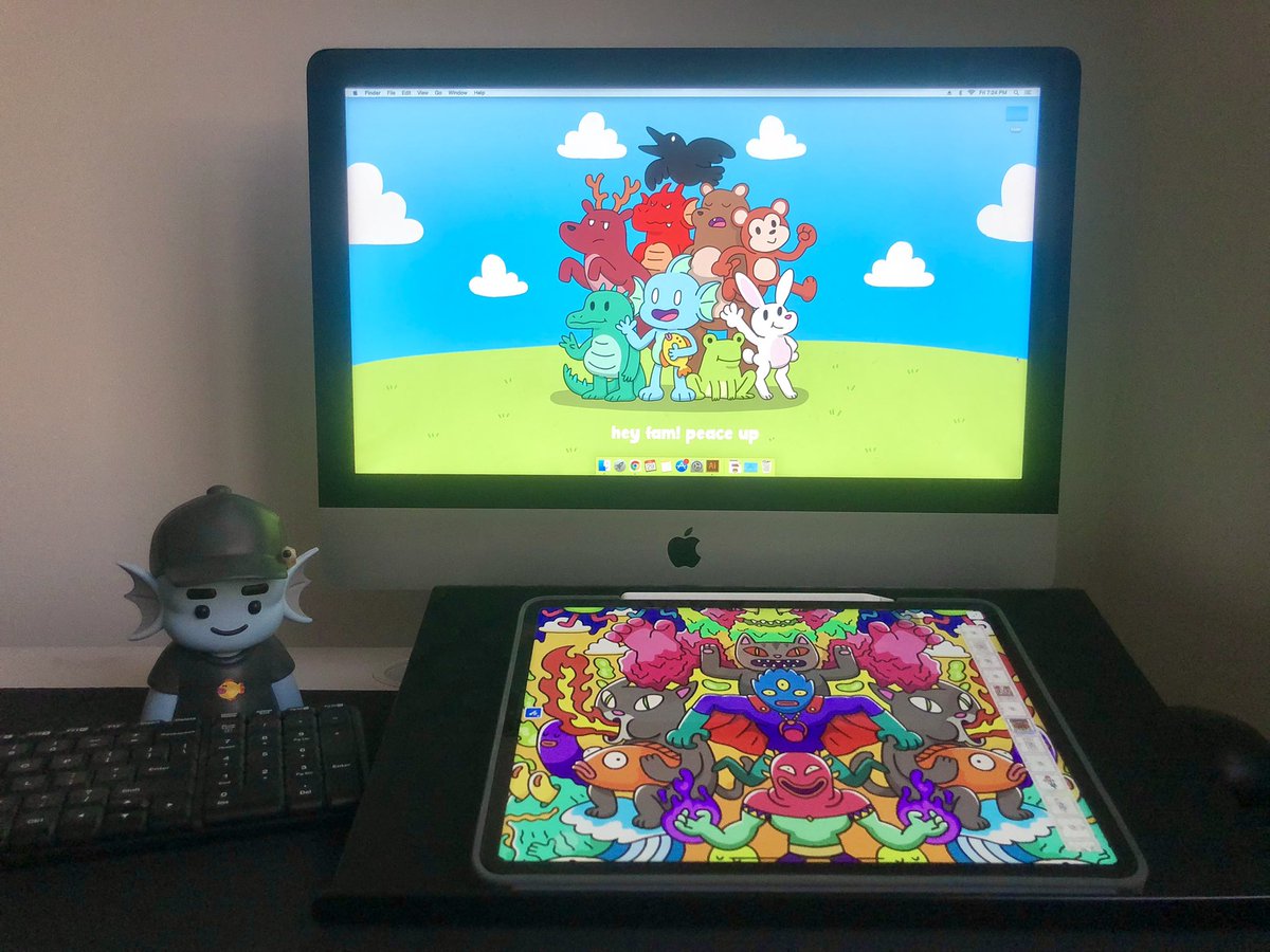 zamzammee's tweet photo. Gm gm! Whats ur favourite item on ur desktop? I have an awesome custom figurine 🙂🙃🙂🙃 #fishyfam #heyfam https://t.co/7PCkToVJoi