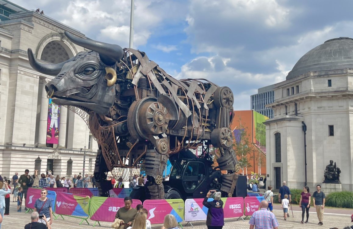 richard_price2's tweet photo. Just got up close and personal with this guy. This Bull is massive like a #powerrangers zord @edjames_ I await your #bullselfie #Birmingham #BirminghamCommonwealthGames #centenerysquare #perrythebull #birminghampride @ichoosemag @CityLife_Bham @visit_bham share your #Bullselfie https://t.co/GTtw2wZuEM