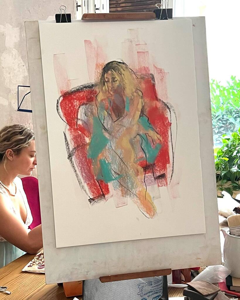 More collaboration with Amanda <a href="/theartache/">mae dalumpines</a> on a red chair.
.
.
#berlinart #theartache #expressiveart #pastelportrait #allaprima #artshare #processvideo #artprocess instagr.am/p/CgmR7xFKPRN/
