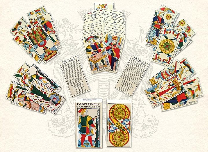 Marsilya Destesi- Günümüzde kullanılan en popüler destelerdendir.Fransa, İsviçre ve Kuzey İtalyaya yayılmadan önce Milano’da ortaya çıktığı düşünülmektedir.Bu destede ‘’Deli” kartı numaralandırılmamış,kalan Arcana Majör kartları Romen rakamları ile numaralandırılmıştır.