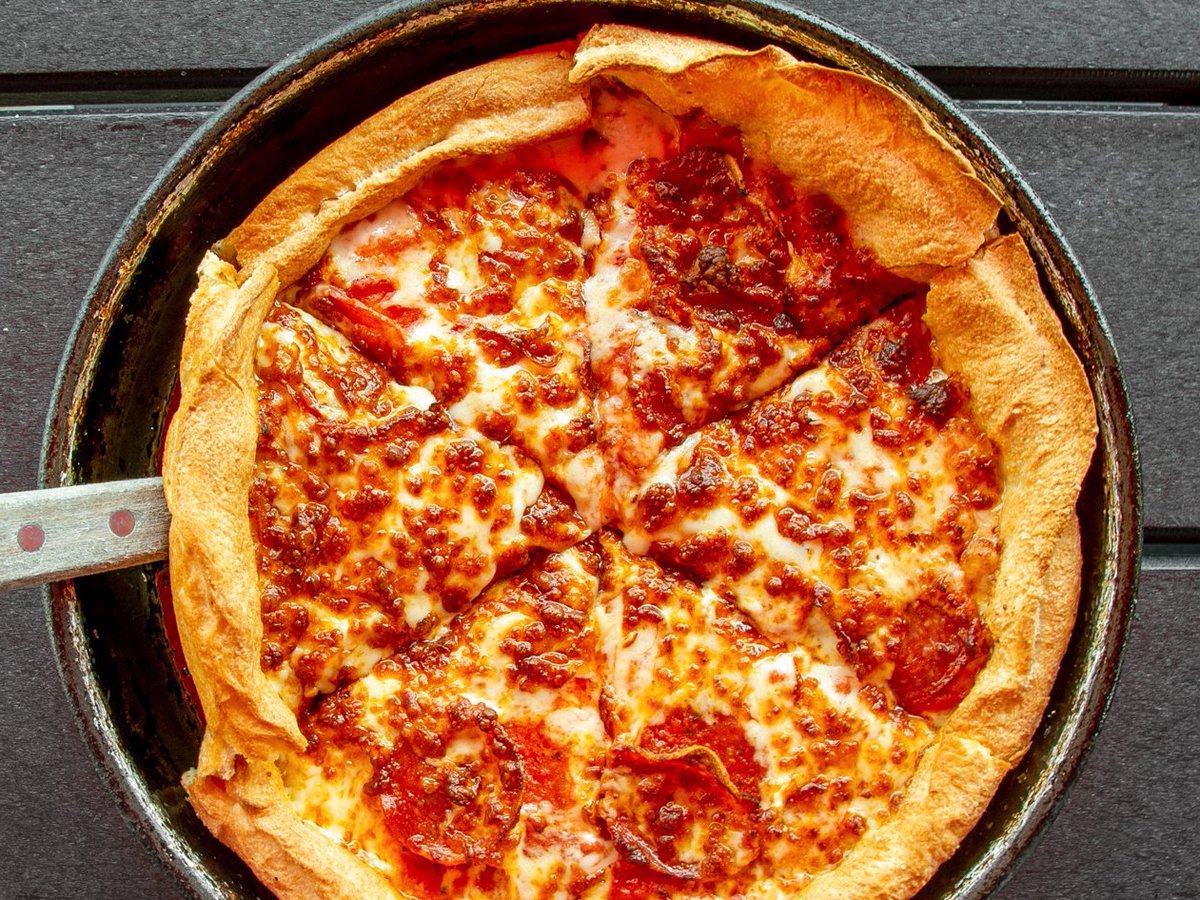 MurrayMrB's tweet image. #FreePizzaFriday is here! You know what to do.. hit that RT button for your chance to win a FREE large one topping from Mister B's! Must follow to win. 🍕