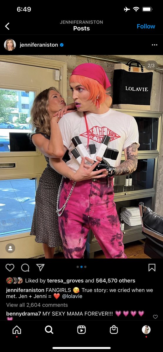 Thanks @jenniferaniston for putting your <a href="/lolavie/">lola</a> @apolis bag to good use!