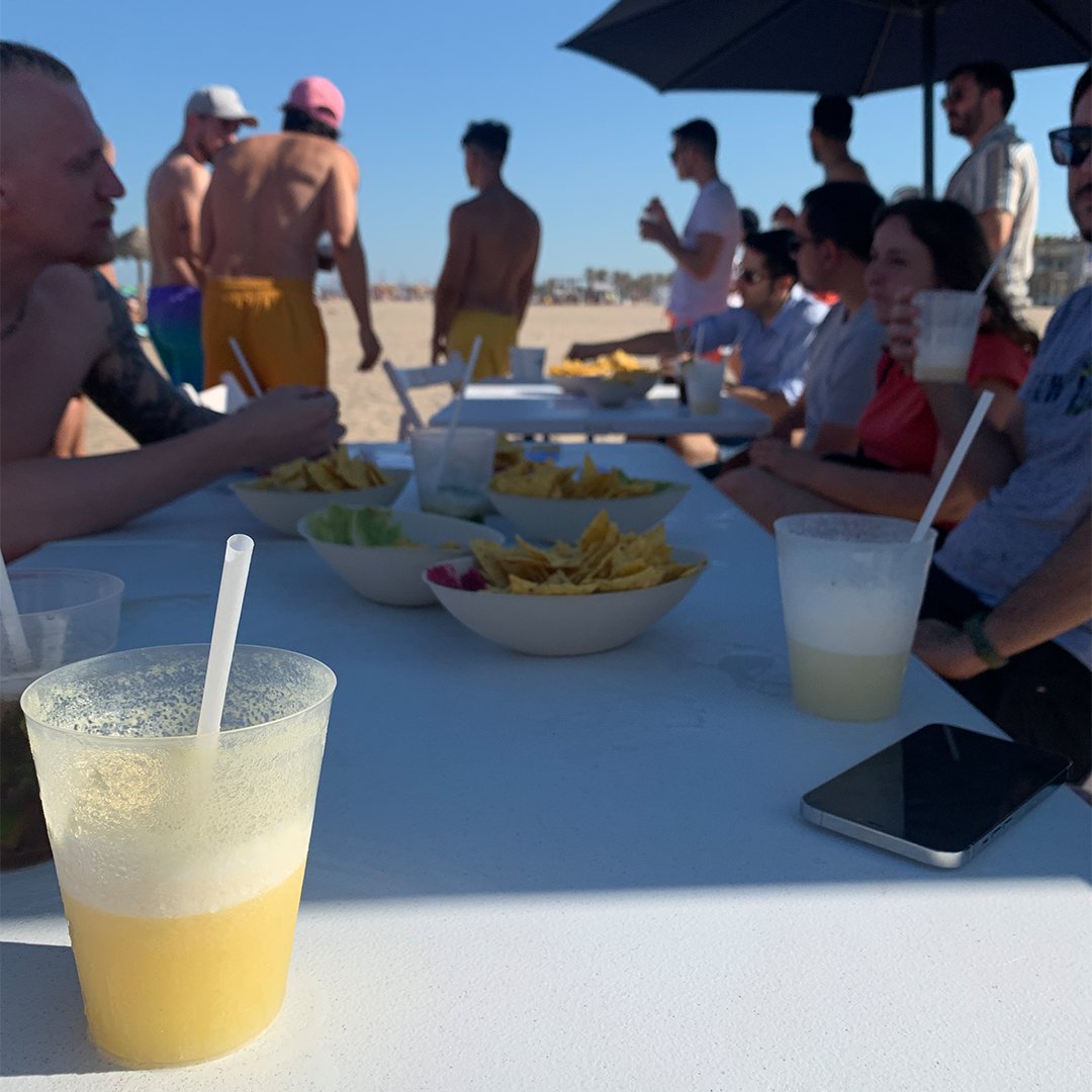 NewWork_es's tweet image. What is your favorite way to end a workweek?💡
Valencia colleagues prefer to spend the evening at the beach with swimming sessions, drinks, volleyball and a lot of sun! 🌊😎

#forabetterworkinglife #newwork_vlc #valencia #beach #summer