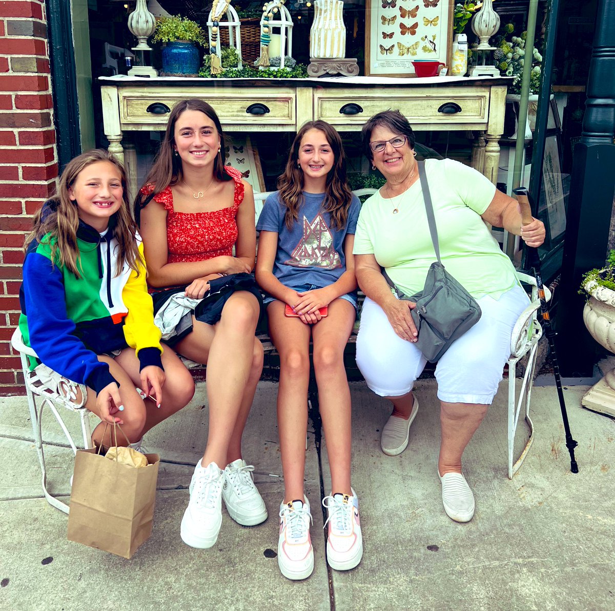 mcnabbMamaBecca's tweet photo. Back-to-back family weeks make my heart happy ❤️Goodness we’re blessed with the best aunts & uncles! All the fun, back deck ☕️, grapefruit cocktails, & peaches w/ our Buckeyes.
#peachesdowningeorgia #willdriveforbourbon #goinsquatchin #becauseimfun
@MercierOrchards @BlueRidgeGA https://t.co/kRErQJOVnu