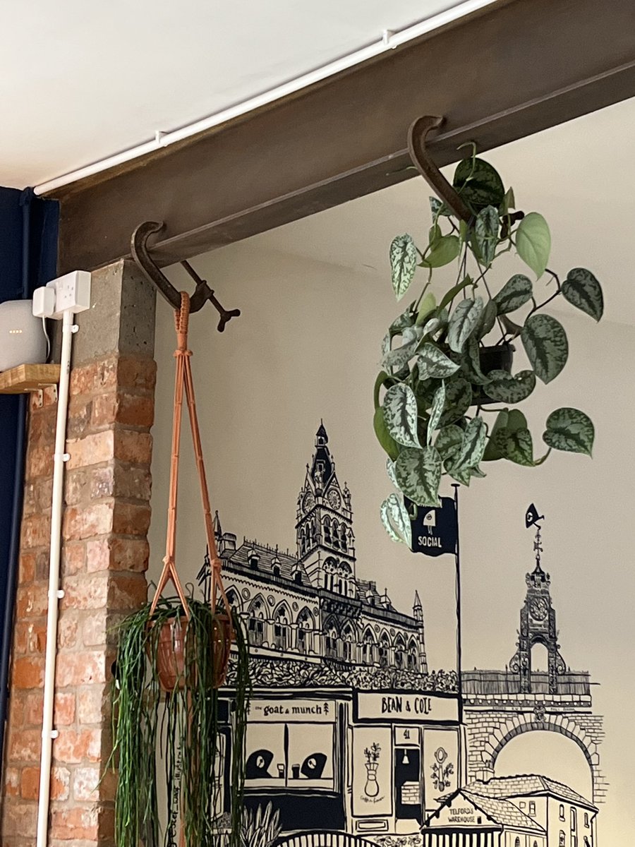 antiquepineimp's tweet image. Grabbed a quick breakfast @gardensocialCH1 this morning before heading in - loved their use of clamps for hanging plants!