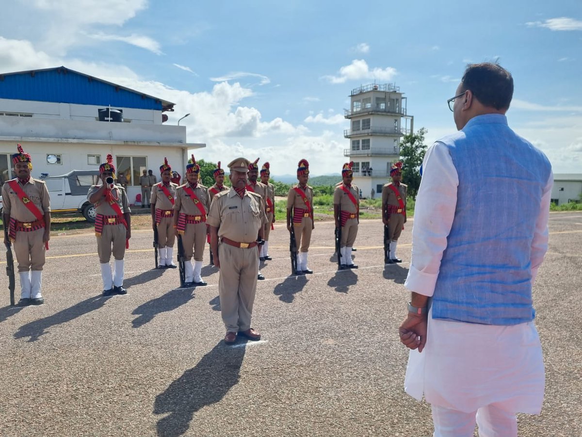 brajeshpathakup's tweet image. आज जनपद चित्रकूट आगमन पर गॉर्ड ऑफ ऑनर लेते हुए।