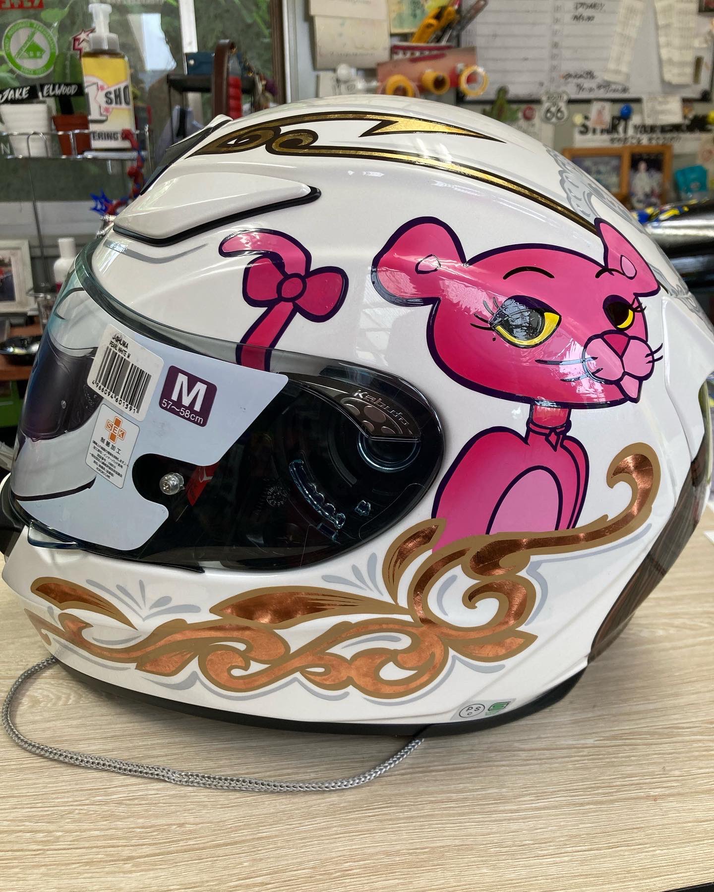 ビートン 安室ちゃん大好きな女性ライダーのヘルメット 安室ちゃんテイストをふんだんに盛り込んで仕上げました リーフも何種類か使いつつ後頭部はダイジロー的にお目目をw とっても喜んでいただきましたぁ お待たせ致しました ありがとうございます