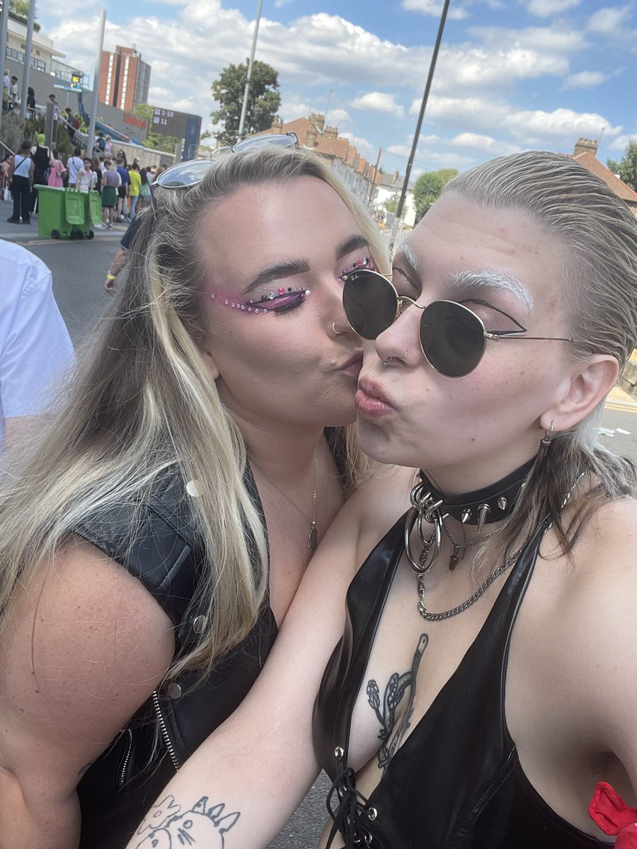 Leewillbiteyou's tweet photo. LETS GOOOO @kelseystarlight @HausOfClairee @eilidhdickson_  @hausofjodi @ladygaga #CHROMATICABALL 💖🖤⚔️ #MonsterStyle https://t.co/ZyjFAFXBR2