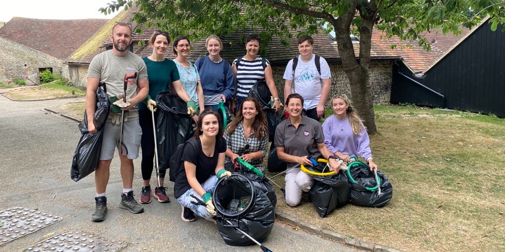 Last week our team spent a morning volunteering with the @sdnpa 🌾 It was great to find out more about the amazing work they do protecting the beautiful areas that surround us, all whilst lending a hand picking litter along the way. Find out more here: bit.ly/3Qgc8dZ