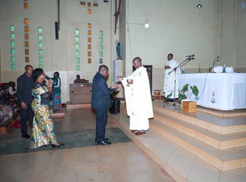 victoriacharlz's tweet photo. Makamu wa Rais wa Jamhuri ya Muungano wa Tanzania Mhe. Dkt. @dr_mpango na mkewe Mama Mbonimpaye Mpango wakishiriki Ibada ya kawaida ya Asubuhi katika Kanisa Katoliki Parokia ya Bikira Maria Malkia wa Amani iliyopo Kijiji cha Kasumo mkoani Kigoma leo tarehe 29 Julai 2022. https://t.co/DCb2H9R9WB