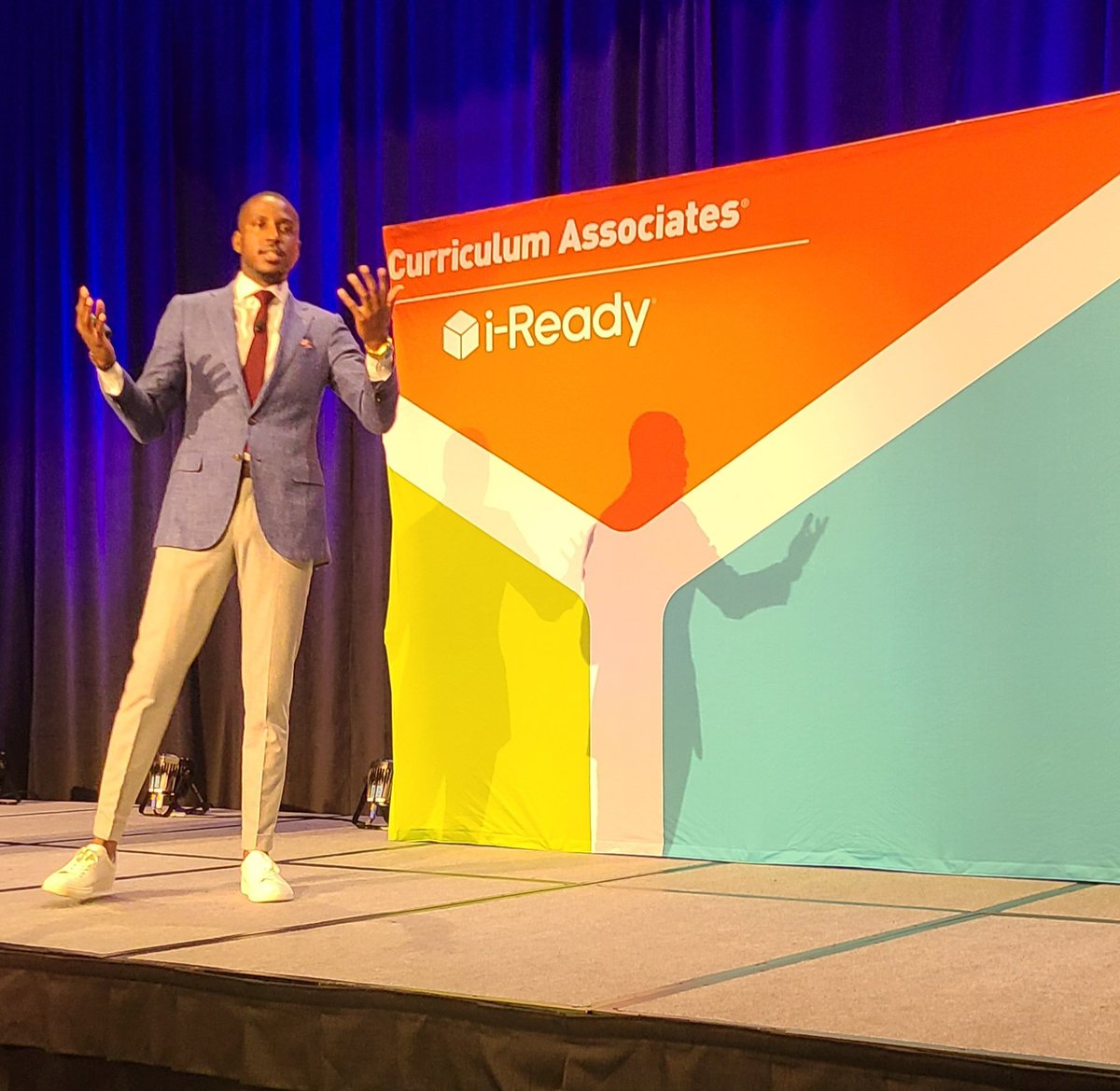 Began our final day of the <a href="/CurriculumAssoc/">Curriculum Associates</a> Extraordinary  Educator event with <a href="/MichaelBonner_/">Michael Bonner</a> "You can't demand a withdrawal from someone you never invested in" Relationships Matter. Perfect way to head into the weekend. #RelationshipsMatter #inspired #grateful #education