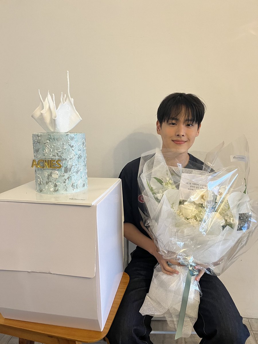 AcnesKr's tweet photo. 여러분들의 힘을 입어
병찬님 미공개컷을 병찬시에 공개합니다 💛🐥

971112 기억해….. 병찬님이 세상에 내려온 날…💐

#아크네스병찬#Acnes_Byungchan#아크네스클렌징폼#ACNES#아크네스 #앨리스 #아크네스병찬이와_상큼잡채한컷 #이사진_리트윗 #rt https://t.co/yE4vtl1Yl5
