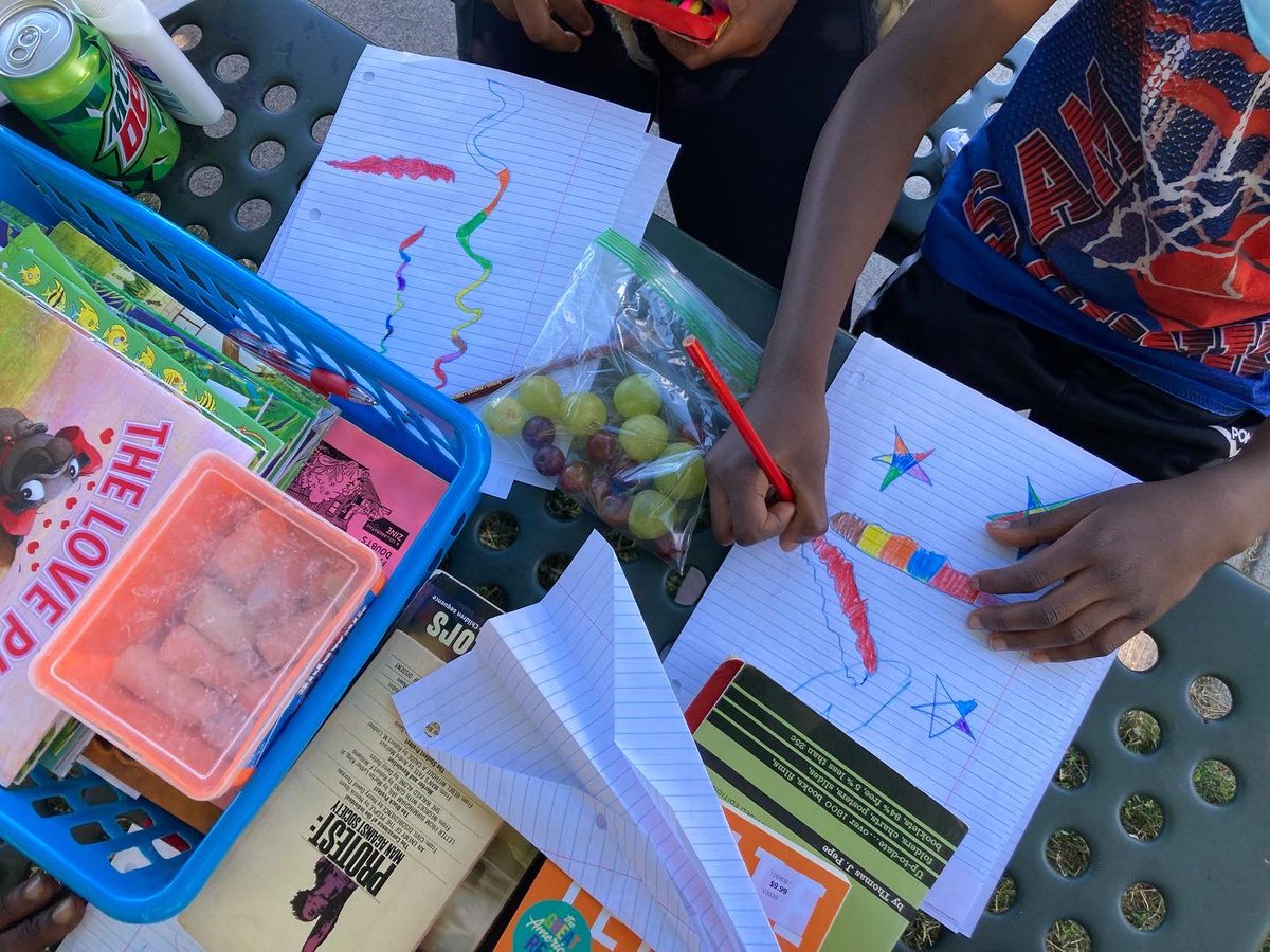 ftp_Detroit's tweet photo. Saturday Meal Distribution 🙌 

At our last meal distribution we grilled up some burgers and hotdogs with cheesy potatoes and fruit as sides. We also got to serve folks this year’s first veggies from the community garden!

(1/3) https://t.co/9yV1TbyYbl