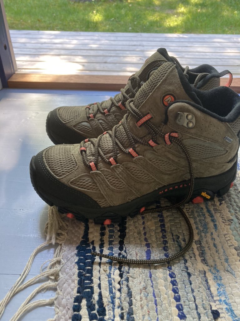 Juksutar's tweet image. #Merrel in vaelluskengät valmiina sisäänajoon! #pienikarhunkierros #ruska