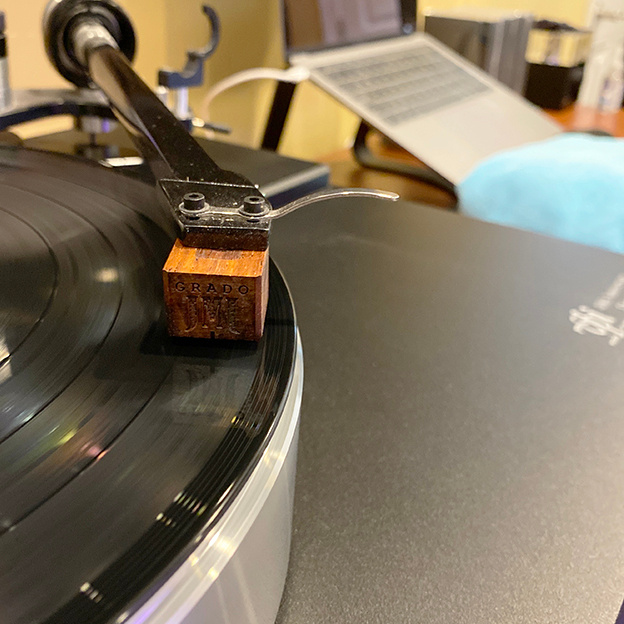 Foreigner4 on a VPI HW40 with a Grado Aeon3, happy to be in the office...

Grado - Truly the World's Finest, Since 1953!

#gradolabs #vpiindutries #foreigner #mofi