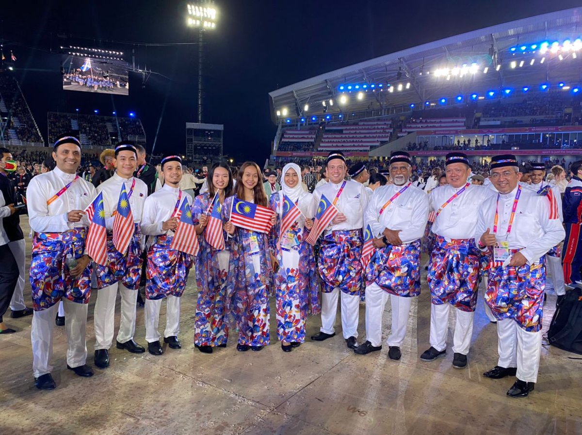 AddeenIdrakie's tweet photo. Lets go Team Malaysia !! #SquashTeam #TeamMalaysia #CWG2022 #OpeningCeremony https://t.co/0QQzKz9iNh