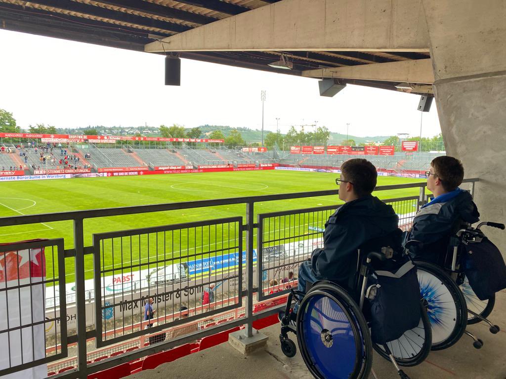 rollenderhsvfan's tweet photo. Regionalliga Bayern: FC Würzburger Kickers gegen FC Pipinsried (6:0)
#fussball #regionalliga #regionalligabayern #würzburgerkickers #fcpipinsried #würzburg #heimspielamdalle #dallenberg #dalle #fwk #kickers #naturrasen #rasenplatz #freitag #wochenende #flutlicht #neuerground https://t.co/DUVma2Qp1T