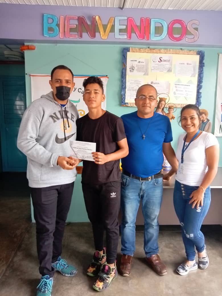 CalasanzCfc's tweet photo. ¡Seguimos Certificando en Tecnología! https://t.co/kpv5jY91Rb 

“Los resultados son más victoriosos cuando en el camino te toco esforzarte mucho más, felicidades por tu nuevo logro”.
Anónimo
#LoLogramos #Capacitacion #Certificacion #Tecnologia #Calasanz #Venezuela https://t.co/I9dLafxtK7