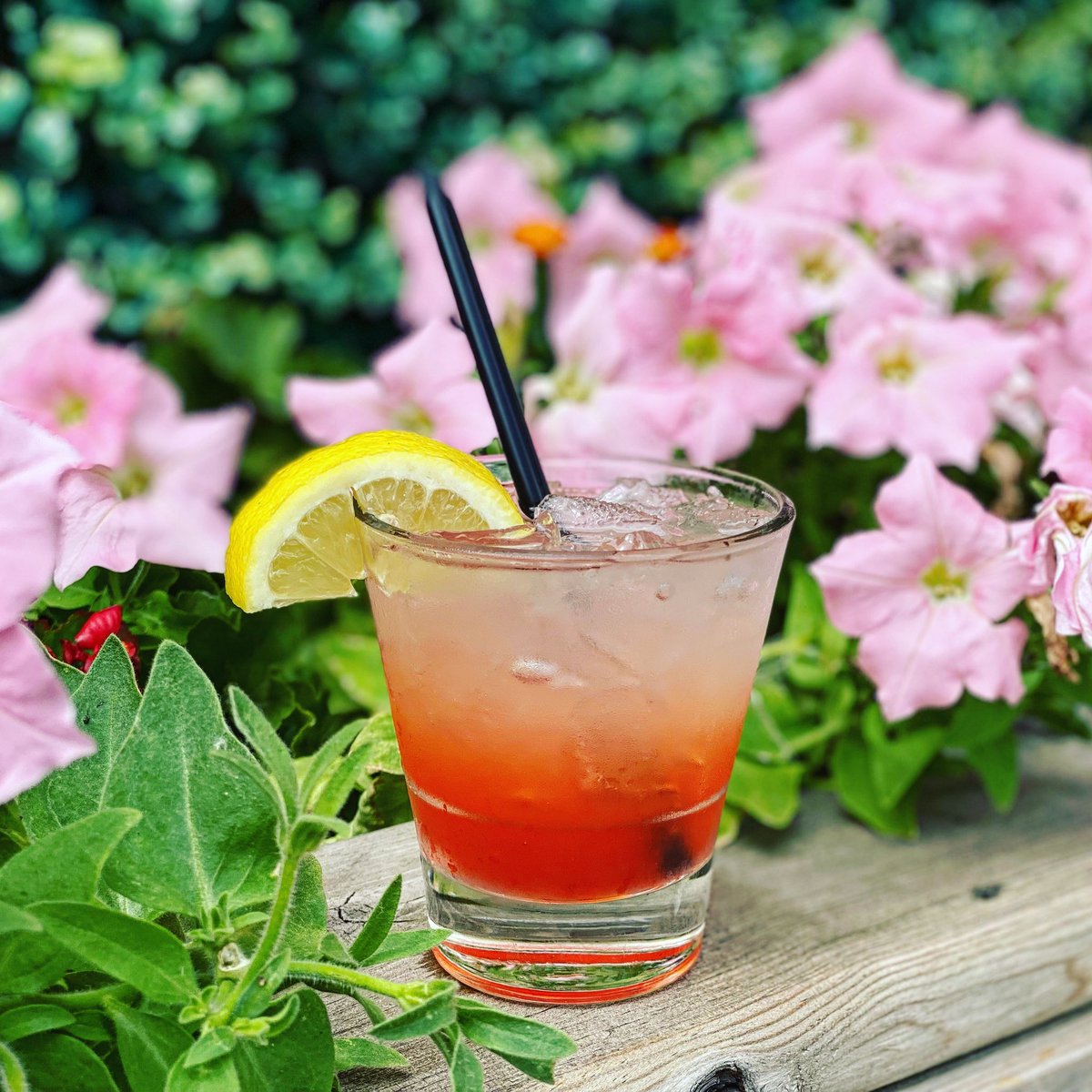 Perfect patio weather 🍹
#thekegstand #friday #weekend #cheers #cocktails #bar #desmoines #fridaynight #patio