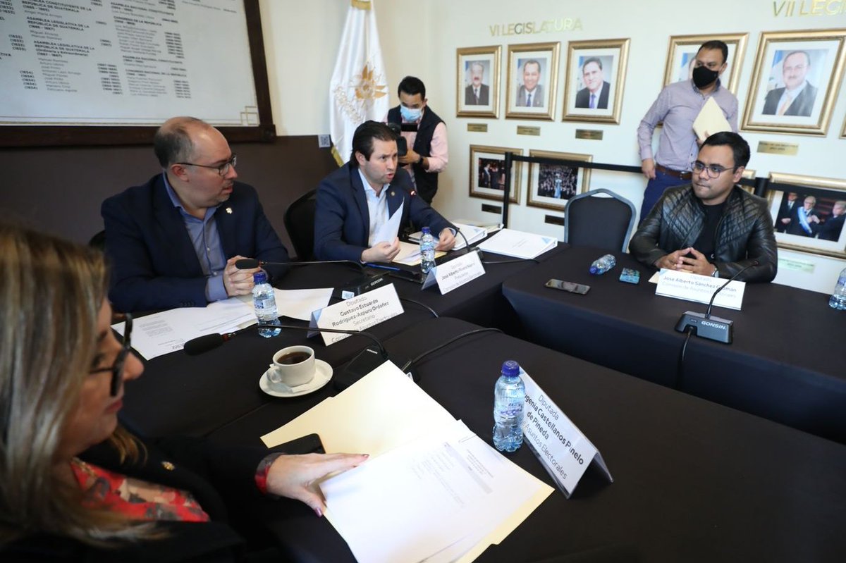 CongresoGuate's tweet image. La Comisión de Asuntos Electorales, presidida por el diputado José Alberto Rivera del bloque Creo, se reúne para continuar con el análisis y discusión del borrador del dictamen a la #Iniciativa5889, que propone reformas a la Ley Electoral y de Partidos Políticos, #ReformasLEPP.