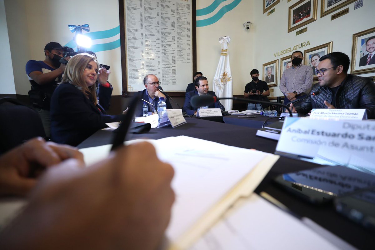 CongresoGuate's tweet image. La Comisión de Asuntos Electorales, presidida por el diputado José Alberto Rivera del bloque Creo, se reúne para continuar con el análisis y discusión del borrador del dictamen a la #Iniciativa5889, que propone reformas a la Ley Electoral y de Partidos Políticos, #ReformasLEPP.