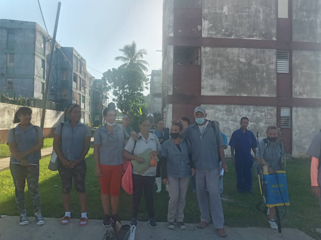 DMSaludMatanzas's tweet photo. Director Municipal de Salud #Matanzas Dr. @BernardoQS75  comparte con los operarios de lucha antivectorial del Policlínico Reynold García, para canalizar sus principales  preocupaciones, análisis de la situación epidemiológica del área y resaltar su trabajo.
@WongCorrales https://t.co/kJ8TACkFnZ