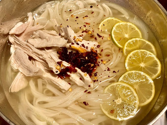 鶏肉フォーすだち添え
すだちバンバン使わないと黄色くなってきてるw 