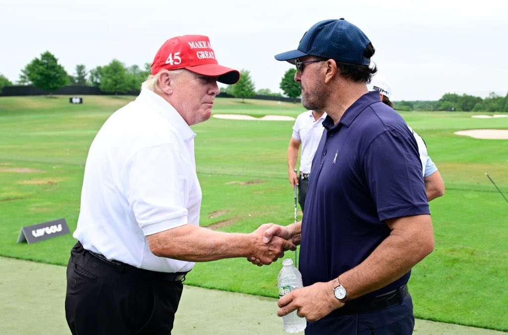 TrackingPhil's tweet photo. 📸 — Phil Mickelson shakes hands with Donald Trump and Matthew Wolff on the range before his first round. https://t.co/efGxogsz3t