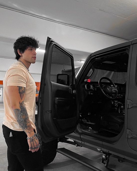 Who wants a ride https://t.co/yLjPkAEgiB