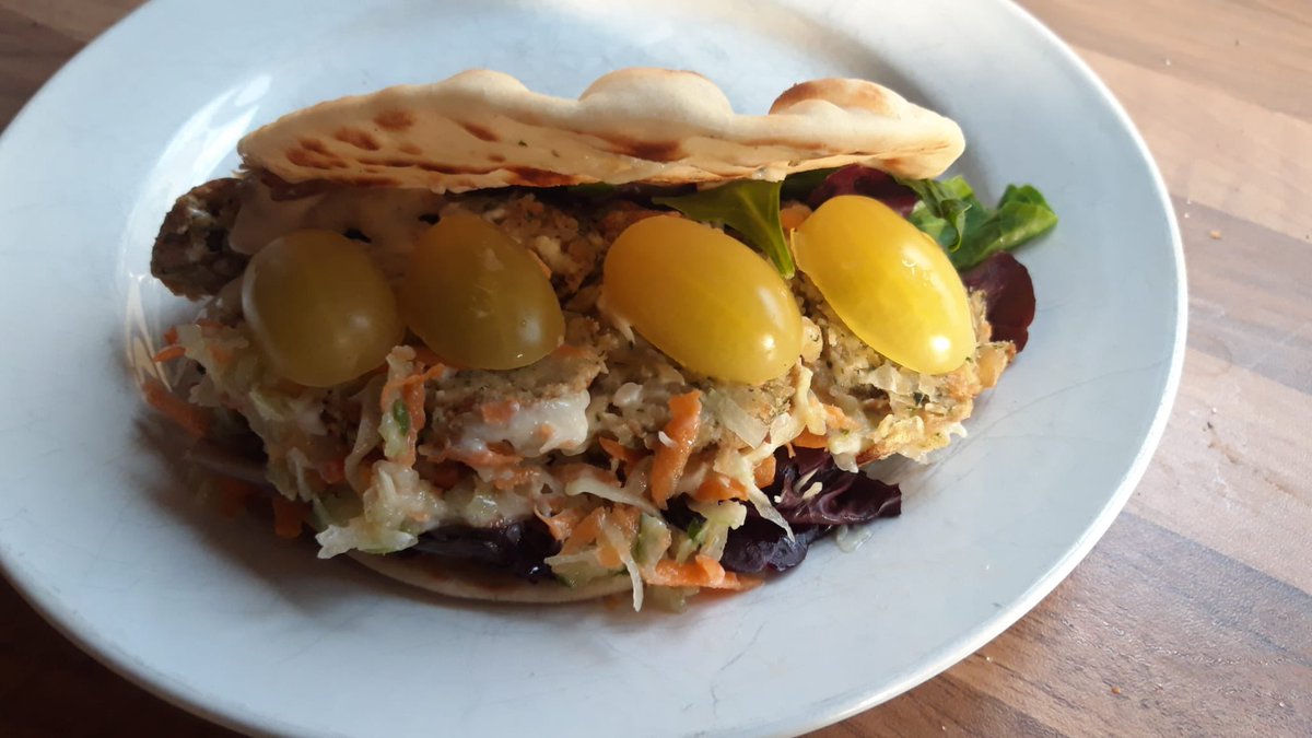 Beautiful meals made this week by Danielle using @FareShareCymru Pantry Food , todays picnic food and @stargarallot allotment produce .🤩