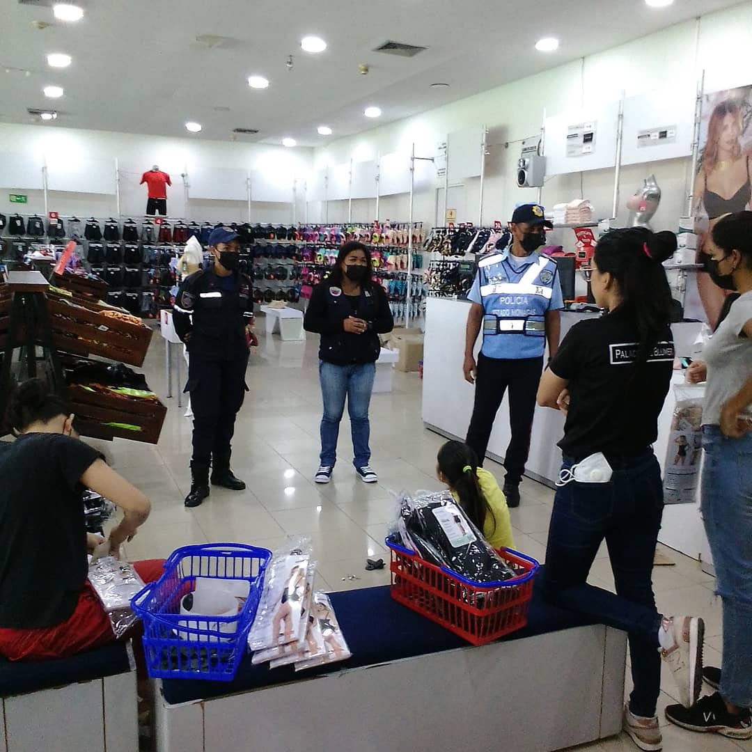dgddhh_monagas's tweet photo. Hoy desde el centro comercial la cascada en Maturín delegada #DGDDHH junto al @1_monagas desplegada sensibilizado a la colectividad en cuanto al uso de las medidas de bioseguridad, movida preventiva aferrate a la vida y usa el tapabocas. #DerechoALaVida https://t.co/DZHOJuMQIP