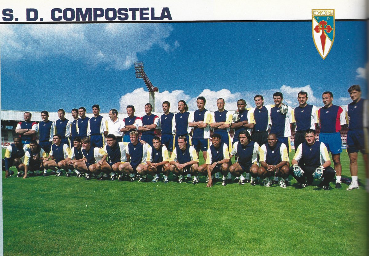 ☀️ El Compostela en la pretemporada del año 2000.

📋 Carlos Ballesta comenzó la temporada en el banquillo, luego entró Zoran Maric en su lugar.

👥 Gudelj (9) fue el máximo goleador del equipo. También estaban Pinillos, Nando, Adriano, Juanito, Bellido, Pignol, Sion, etc.