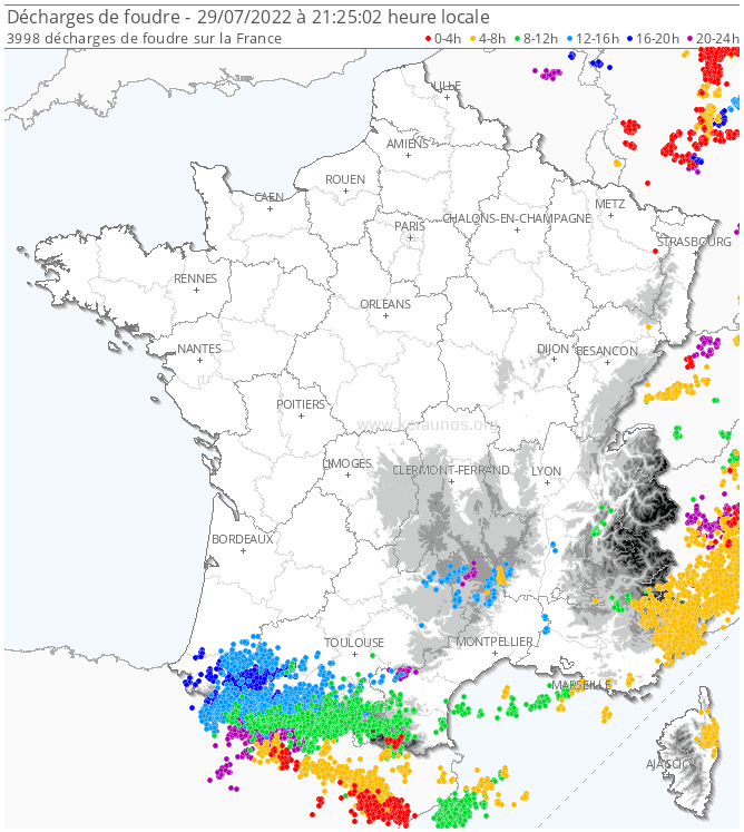 Bilan de ce vendredi : 4000 éclairs en 24h, surtout concentrés près des #Pyrénées en matinée, puis sur le sud des #Alpes en cours d'après-midi. Les pluies ont été isolément fortes, comme au nord de #Nice. Les prochains jours s'annoncent stables, sans activité orageuse notable. 