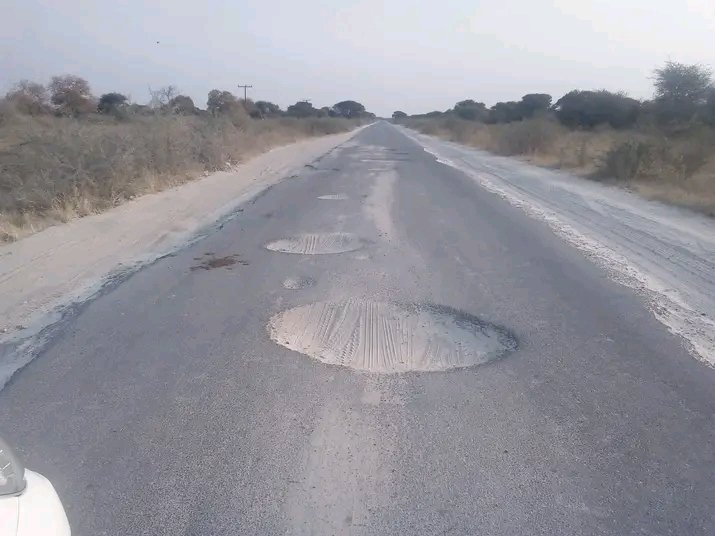 r_ranewa's tweet photo. 😭😭😭driving on this road go a lapisa gore, tsela ya shakawe e bad bad ke lapile gore😭 https://t.co/Z3mc5lKCsn