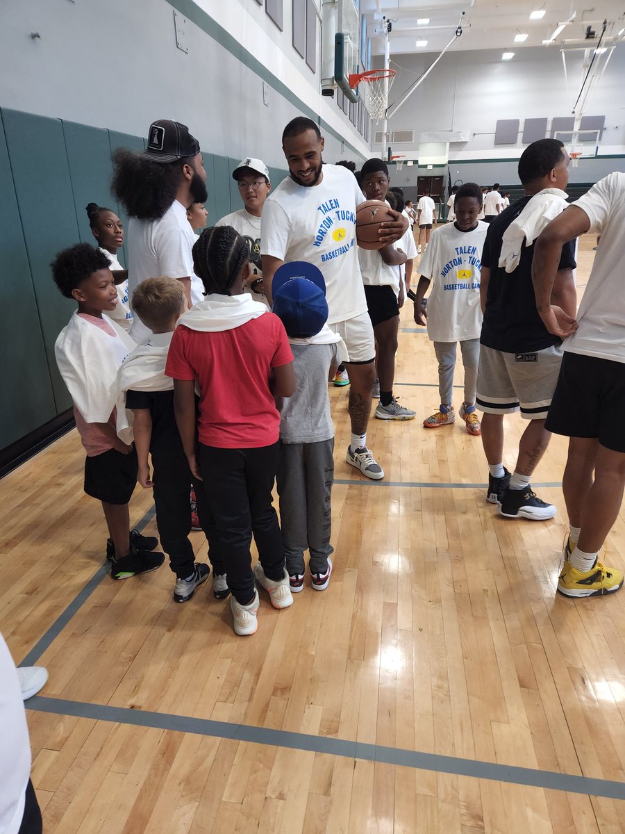 SennPrincipal's tweet photo. It's been a great day here at Senn HS hosting Talen Horton-Tucker Basketball Camp! @network14cps @ChiPubSchools @ChicagoParks @LAlakers @chicagobulls https://t.co/USDMpxhR0w