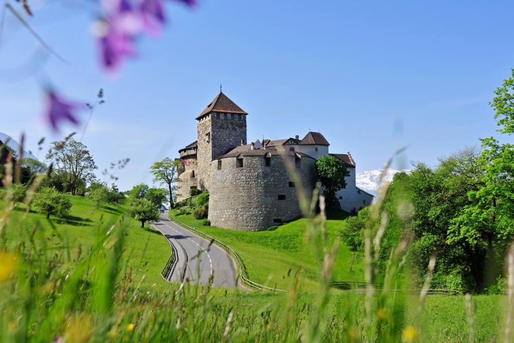 Het slot in Vaduz, de hoofdstad van de dwergstaat Liechtenstein, is waar prins Hans-Adam II woont. De vorst regeert over 38.500 inwoners. (Katwijk heeft 43.000 inwoners.)