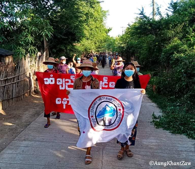 Kayar01MM's tweet photo. The determined pro-democracy residents were rallying and staging an anti-dictatorship protest on the West Bank of Chindwin river in Sagaing region today.   #2022July29Coup #WhatsHappeningInMyanmar https://t.co/2ecJi7qvPI