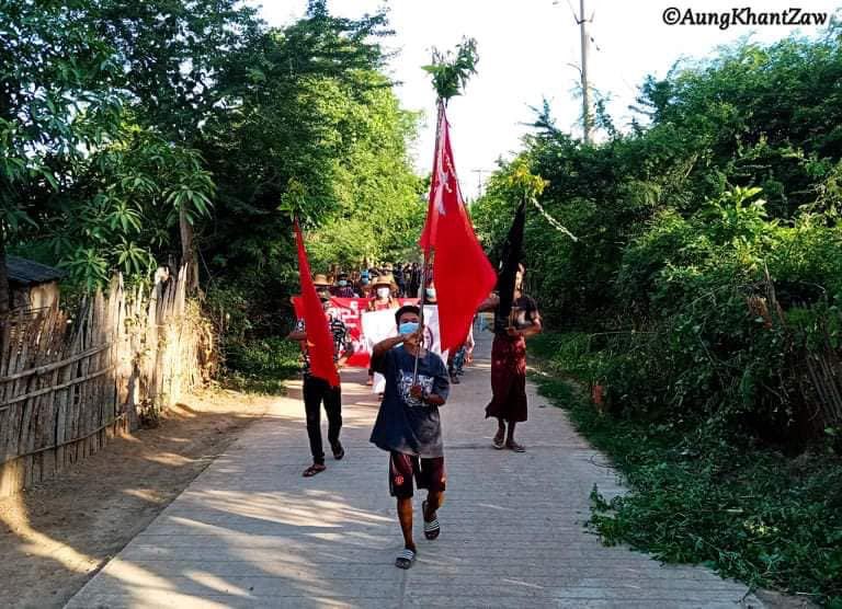 Kayar01MM's tweet photo. The determined pro-democracy residents were rallying and staging an anti-dictatorship protest on the West Bank of Chindwin river in Sagaing region today.   #2022July29Coup #WhatsHappeningInMyanmar https://t.co/2ecJi7qvPI