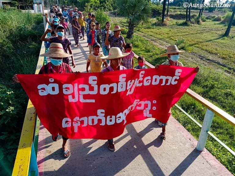 Kayar01MM's tweet photo. The determined pro-democracy residents were rallying and staging an anti-dictatorship protest on the West Bank of Chindwin river in Sagaing region today.   #2022July29Coup #WhatsHappeningInMyanmar https://t.co/2ecJi7qvPI