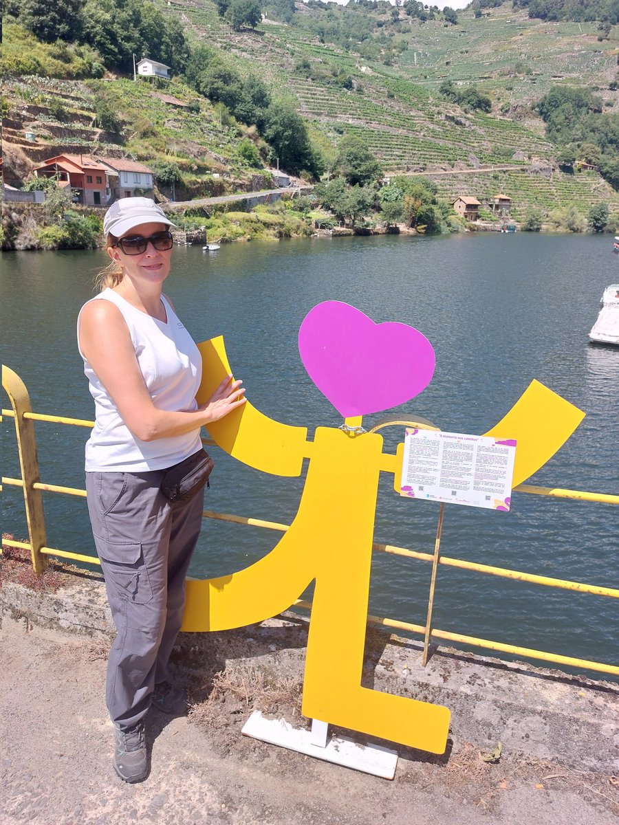 Hoy mi camino se cruzó con Alois, logo de la <a href="/FagalAlzheimer/">Federación Alzheimer Galicia</a>. Me ha guiñado un ojo al cruzar el puente y me ha pedido que siga ayudándola a dar visibilidad al #Alzheimer y otras demencias neurodegenerativas.  #amemorianoscaminos