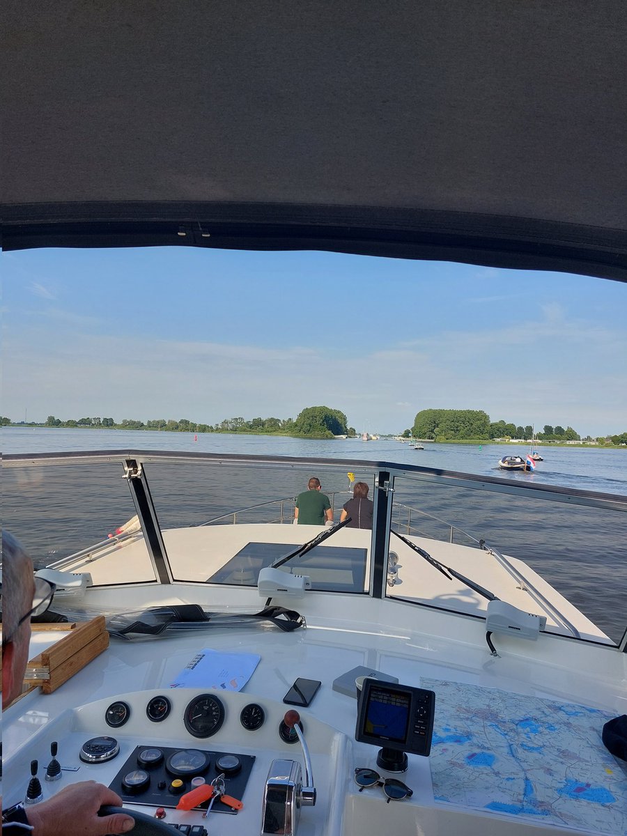 Volgende ronde vaarinstructie. Sneekermeer. Straks aanleggen en naar skûtsjeloting Grou. #watersport #grouw #vaarbewijs #examen #opleidingen #friesland t-n-d.nl t-o-n.nl marifoon.eu
