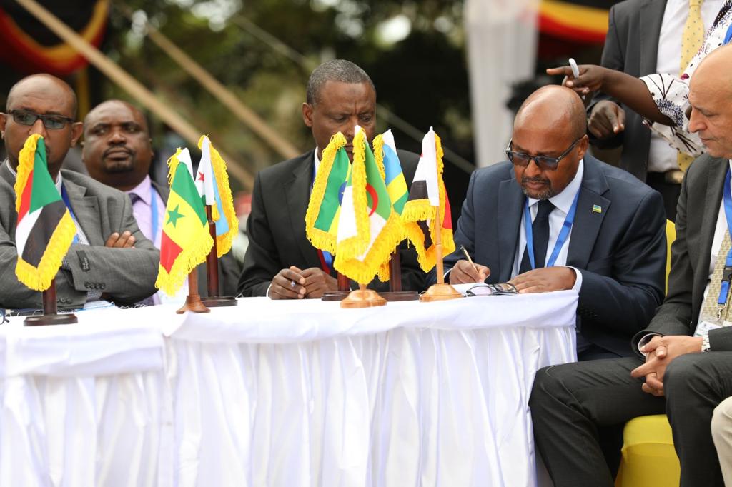 Ministers and high level representatives from 🇰🇪🇺🇬🇸🇸🇸🇩🇧🇮🇩🇯🇨🇩🇪🇹🇸🇴🇸🇳🇪🇬🇩🇿🇿🇲  signing Kampala Declaration…. An important milestone for responding to the impact of climate on migration, displacement and human mobility on the journey to #COP27 

#climatemigration