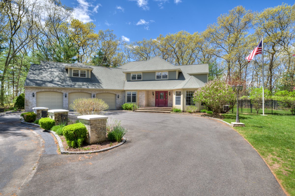 resprop's tweet photo. Open house alert!
It’s a beautiful weekend to tour some properties. We have nearly 20 open houses across Rhode Island and South Coast, MA. Featured are stunning homes in Providence, Barrington, South Kingstown and Cranston. https://t.co/bLsxVfHUfW