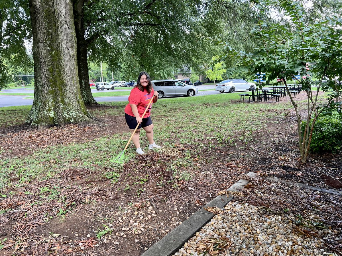 What an amazing morning at Ross! Today, volunteers from @Publix, @amazon, and @UnitedWayOcoee spent the morning sprucing up the building for the new school year. We couldn’t have done it all without them. We are so grateful for their help! #DayofAction22 #VolunteerOcoee