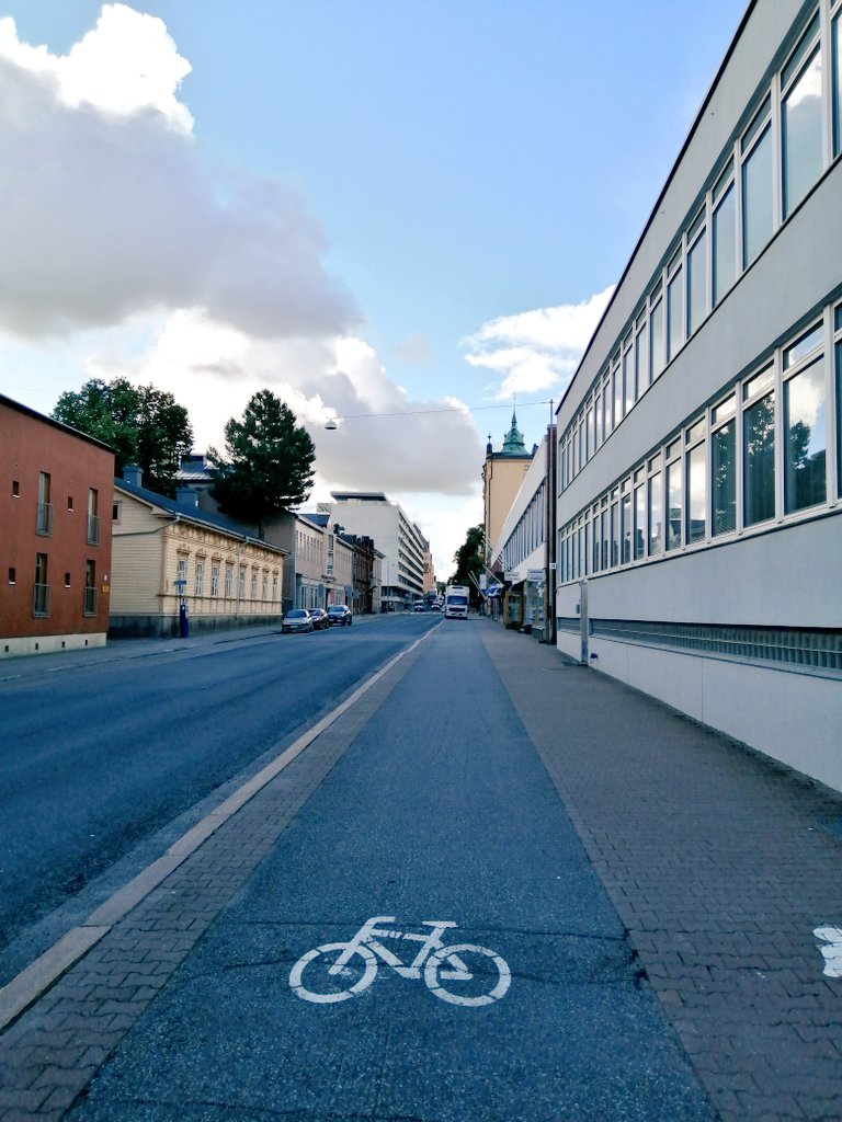 Liikenne turvattu esteettömäksi, parkkeeraamalla kuorma-auto pyörätielle. /s
#autotAjoradalle #vaasa #pyöräily <a href="/VaanOon/">Oon Vaan Töissä</a>

Vastaus tämän päivän kysymykseeni, miksi se auto pitää pysäyttää pyörätielle, oli: "Ettei liikenne esty."
#normiLiikenne #maanTapa