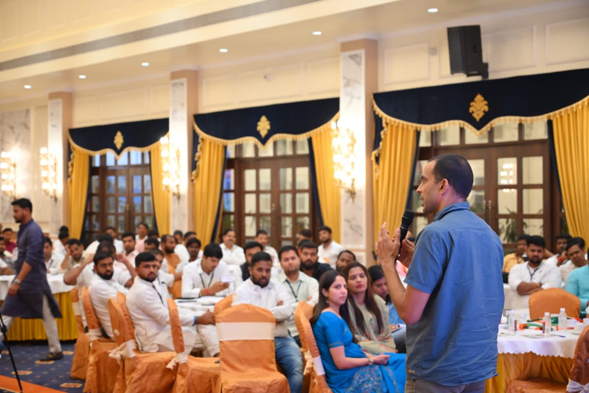 IYC's tweet photo. IYC National Incharge Shri @Allavaru Ji addressed the Pune Western Maharashtra Zone meeting organised by @IYCMaha and discussed the importance and impact of youth in politics. https://t.co/kzORlXJfv6