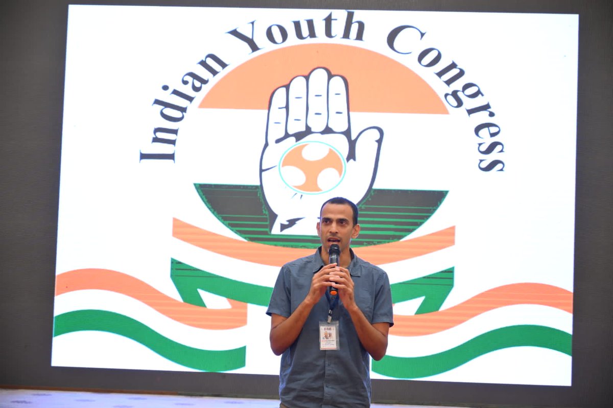 IYC's tweet photo. IYC National Incharge Shri @Allavaru Ji addressed the Pune Western Maharashtra Zone meeting organised by @IYCMaha and discussed the importance and impact of youth in politics. https://t.co/kzORlXJfv6