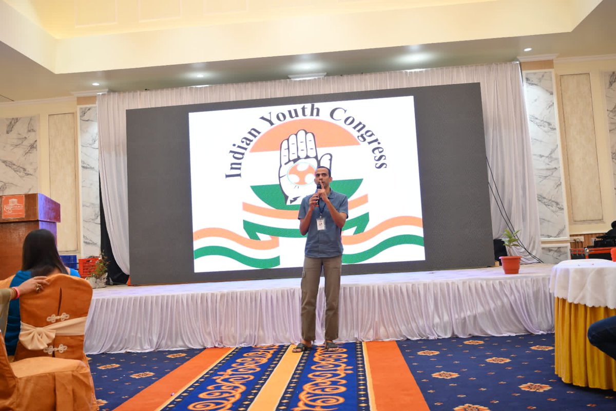 IYC's tweet photo. IYC National Incharge Shri @Allavaru Ji addressed the Pune Western Maharashtra Zone meeting organised by @IYCMaha and discussed the importance and impact of youth in politics. https://t.co/kzORlXJfv6
