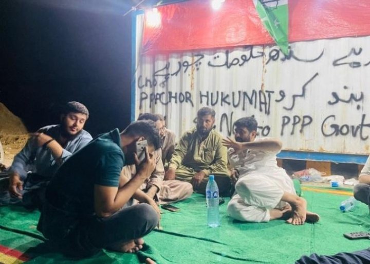 wajid_ambreen's tweet photo. #سیدعبدالرشیدکورہاکرو
People's Party goons attacked Jamaat-e-Islami workers under the auspices of the Sindh Police for protesting to solve sewage problems in Karachi. Syed Abdul Rasheed MPA Sindh Assembly and 15 workers were arrested for protestin۔
#سیدعبدالرشیدکورہاکرو https://t.co/BUM8M9Ut5W